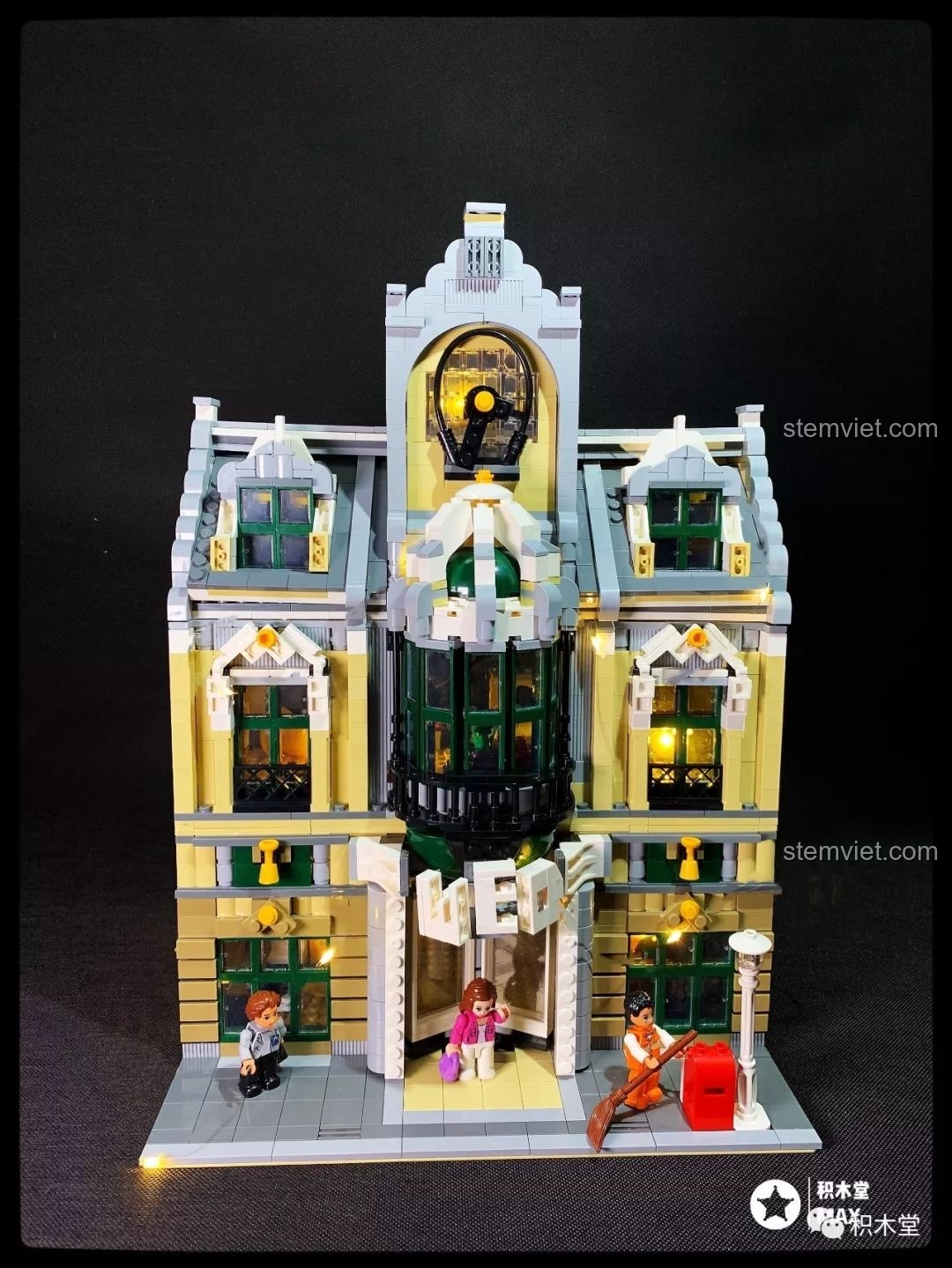 Cận cảnh góc nghiêng khác của mô hình bộ lắp ghép Zhe Gao QL0922 Trung tâm thương mại Châu Âu trong đêm.