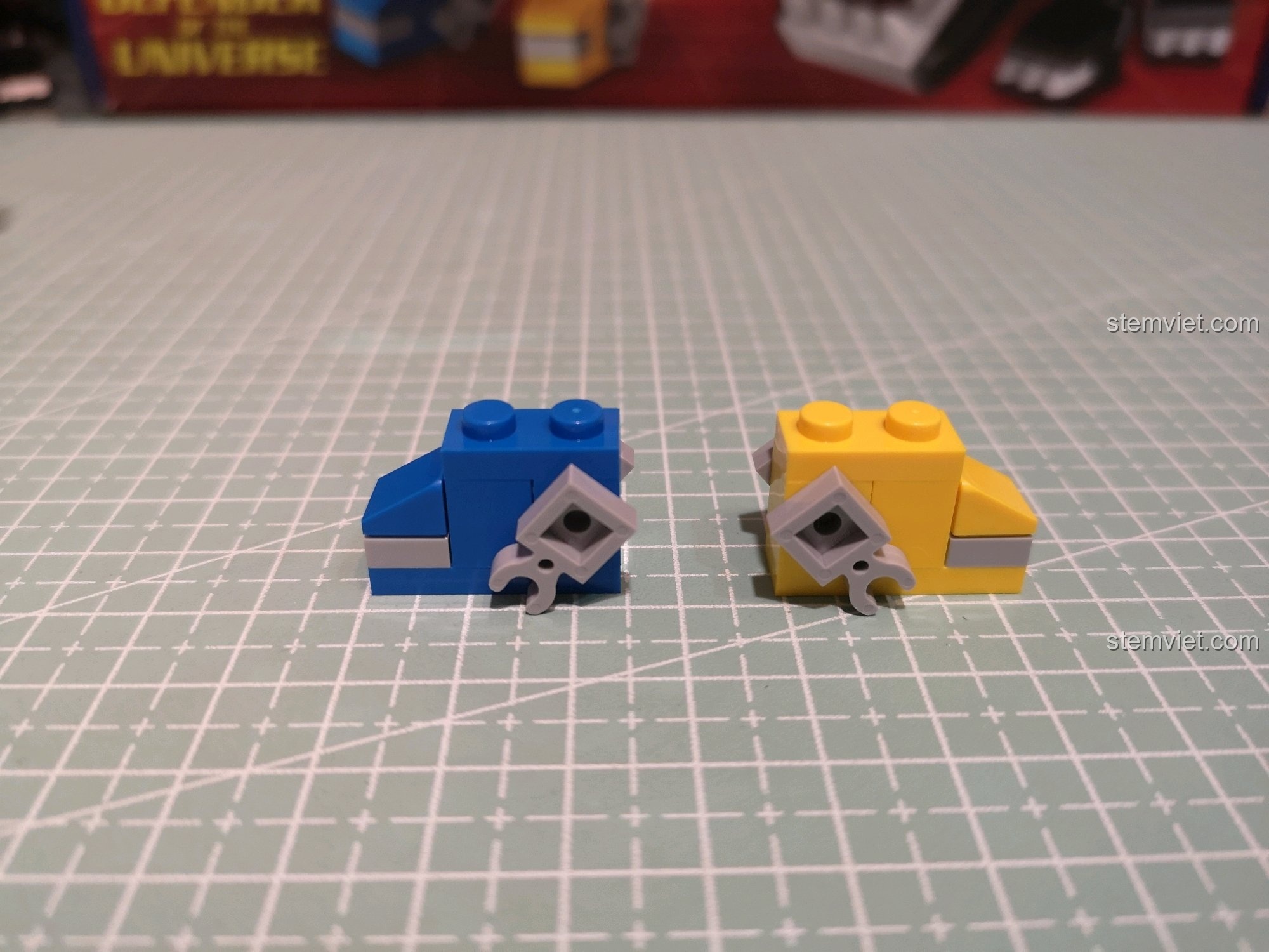 Cận cảnh hai chiếc chân của Voltron, thể hiện thiết kế đơn giản.