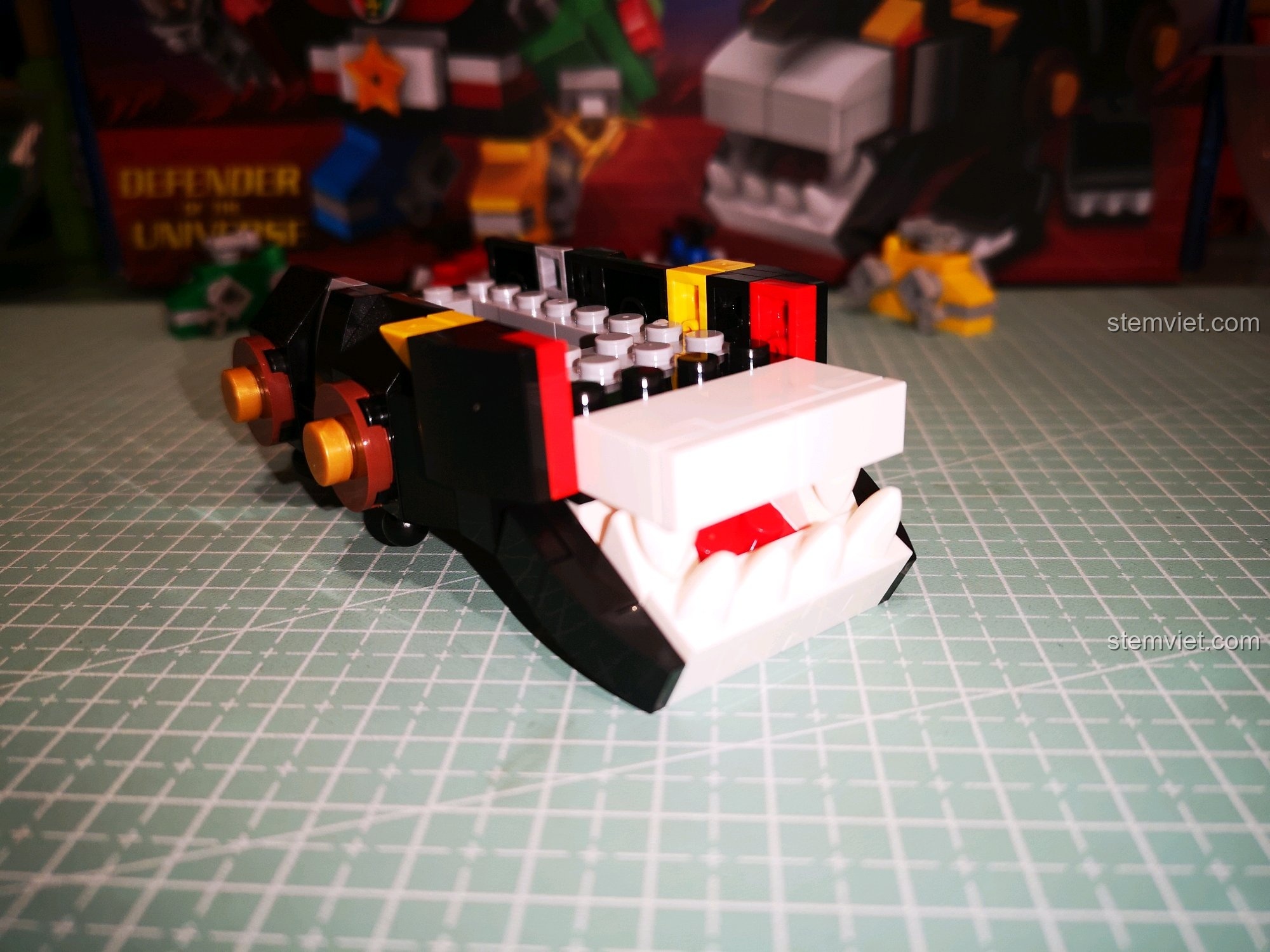 Cận cảnh bộ hàm với những chiếc răng sắc nhọn của mô hình Sư tử Đen.