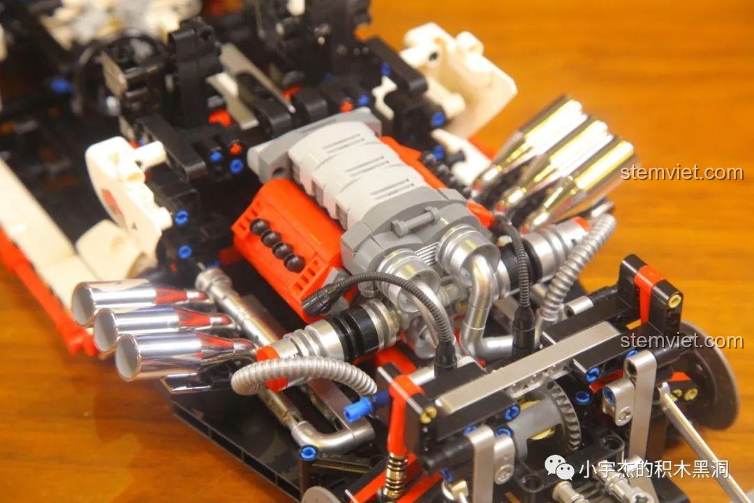 Cận cảnh hệ thống ống xả kép với các chi tiết mạ crôm sáng bóng trên mô hình BrickCool KC010.