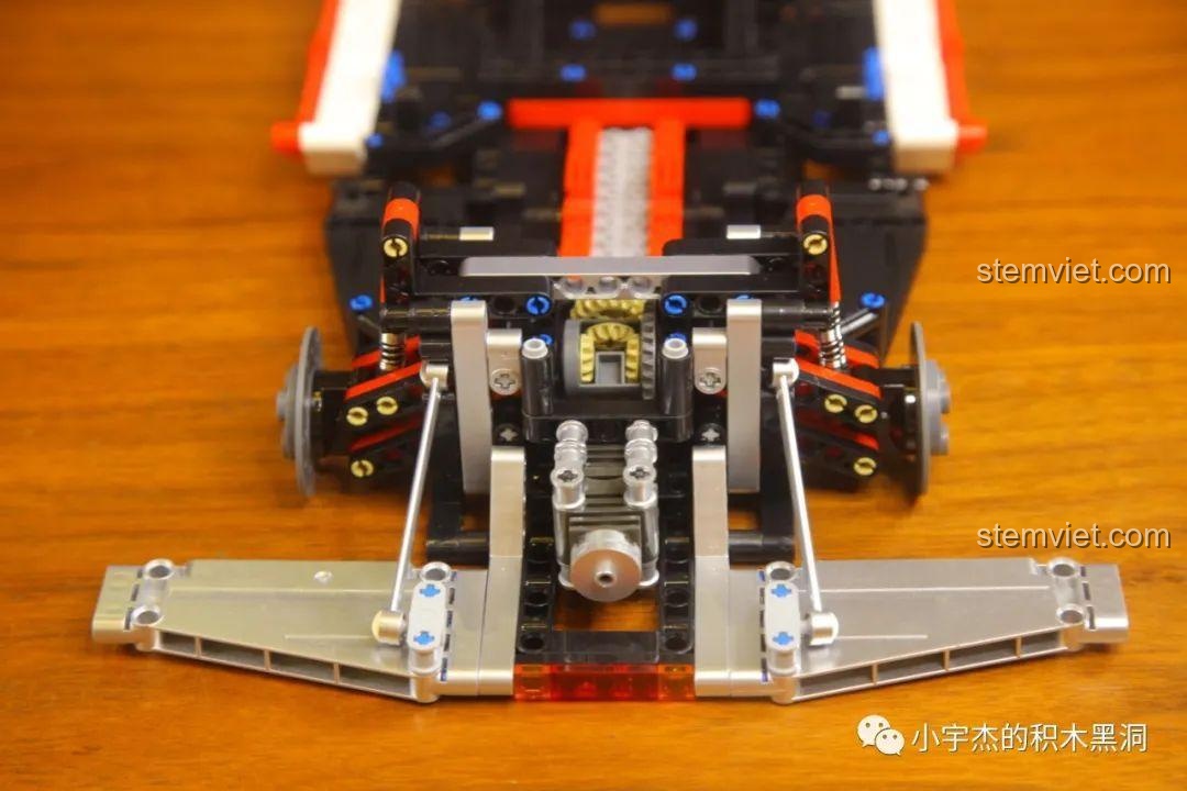 Cận cảnh chi tiết hệ thống treo và truyền động bánh sau của bộ lắp ráp Xe đua Technic BrickCool giá rẻ.