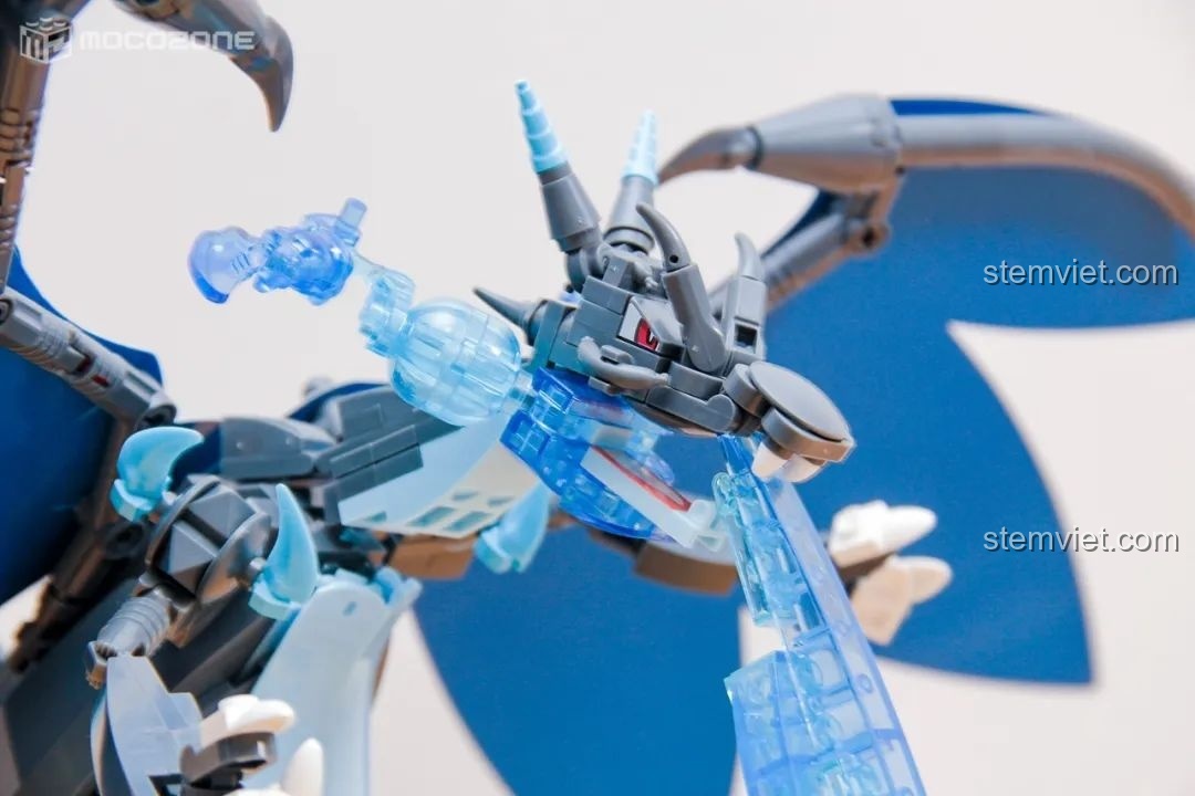 Cận cảnh hiệu ứng lửa xanh từ miệng Charizard X phun xuống mặt đất vỡ nát, một thiết kế xuất sắc.