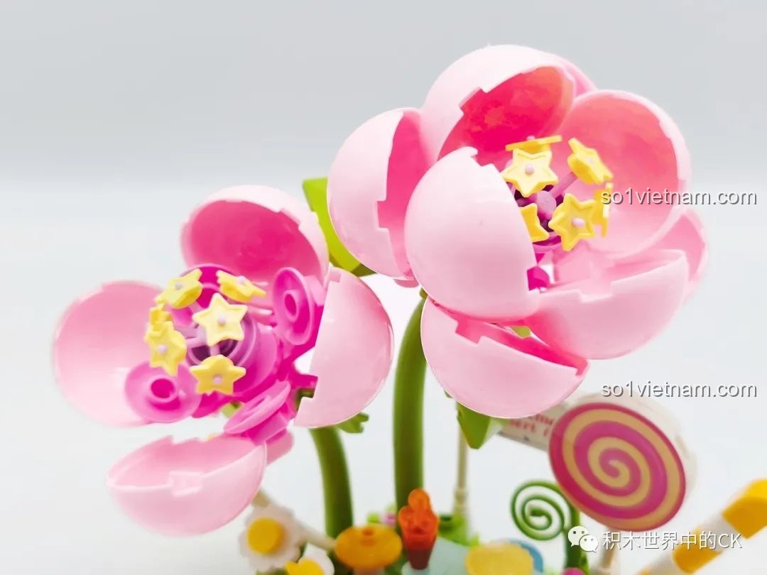 Cận cảnh những bông hoa hồng lớn với nhụy là các ngôi sao vàng trong mô hình Khu Rừng Kẹo Bông Gòn.