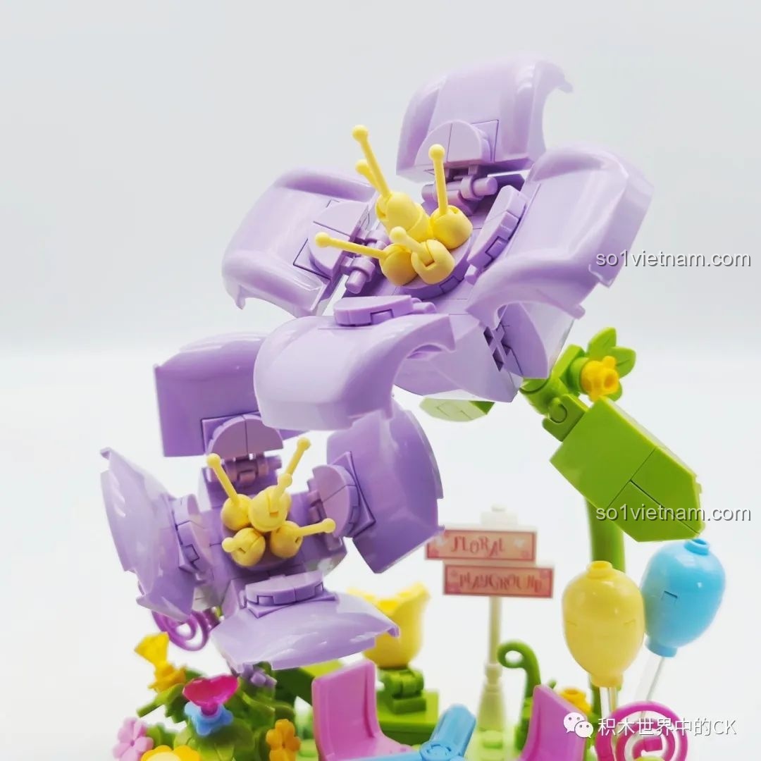 Cận cảnh những bông hoa tím lớn với nhụy vàng trong mô hình Khu Vui Chơi Đá Quý.