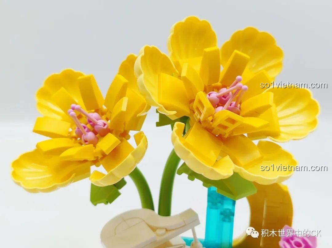 Cận cảnh những bông hoa vàng rực rỡ với nhụy hồng trong mô hình Thác Nước Piano Ánh Trăng.