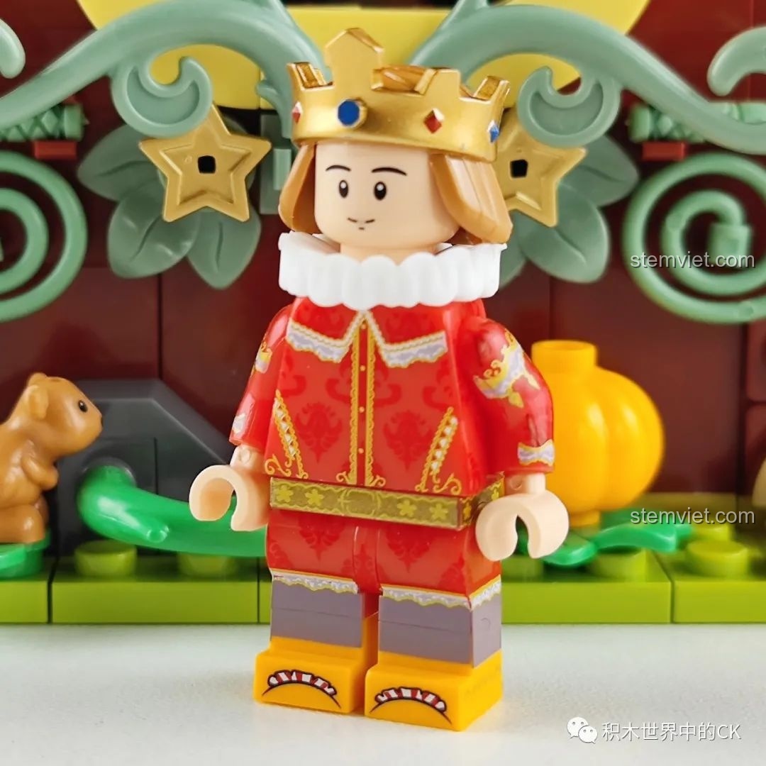 Cận cảnh minifigure Hoàng tử trong bộ lắp ghép Sách Truyện Cổ Tích: Cô Bé Lọ Lem Bỏ Trốn 506 174, với trang phục đỏ và vương miện vàng.