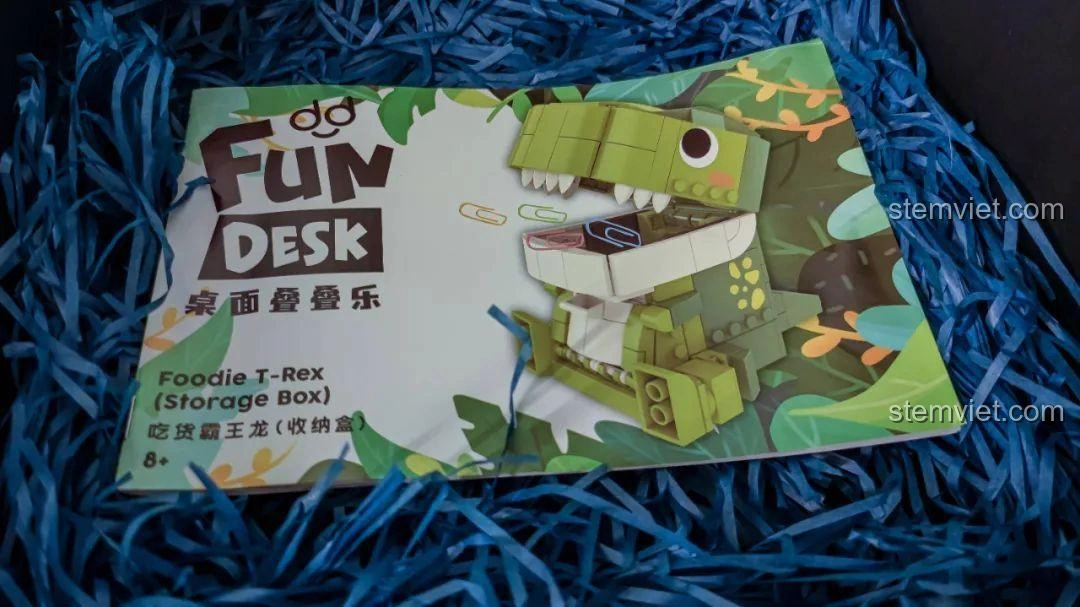 Cận cảnh hộp đồ chơi Khủng long Bạo Chúa Ăn Vặt JAKI JK5102 trong hộp quà, nổi bật hình ảnh T-Rex đáng yêu.