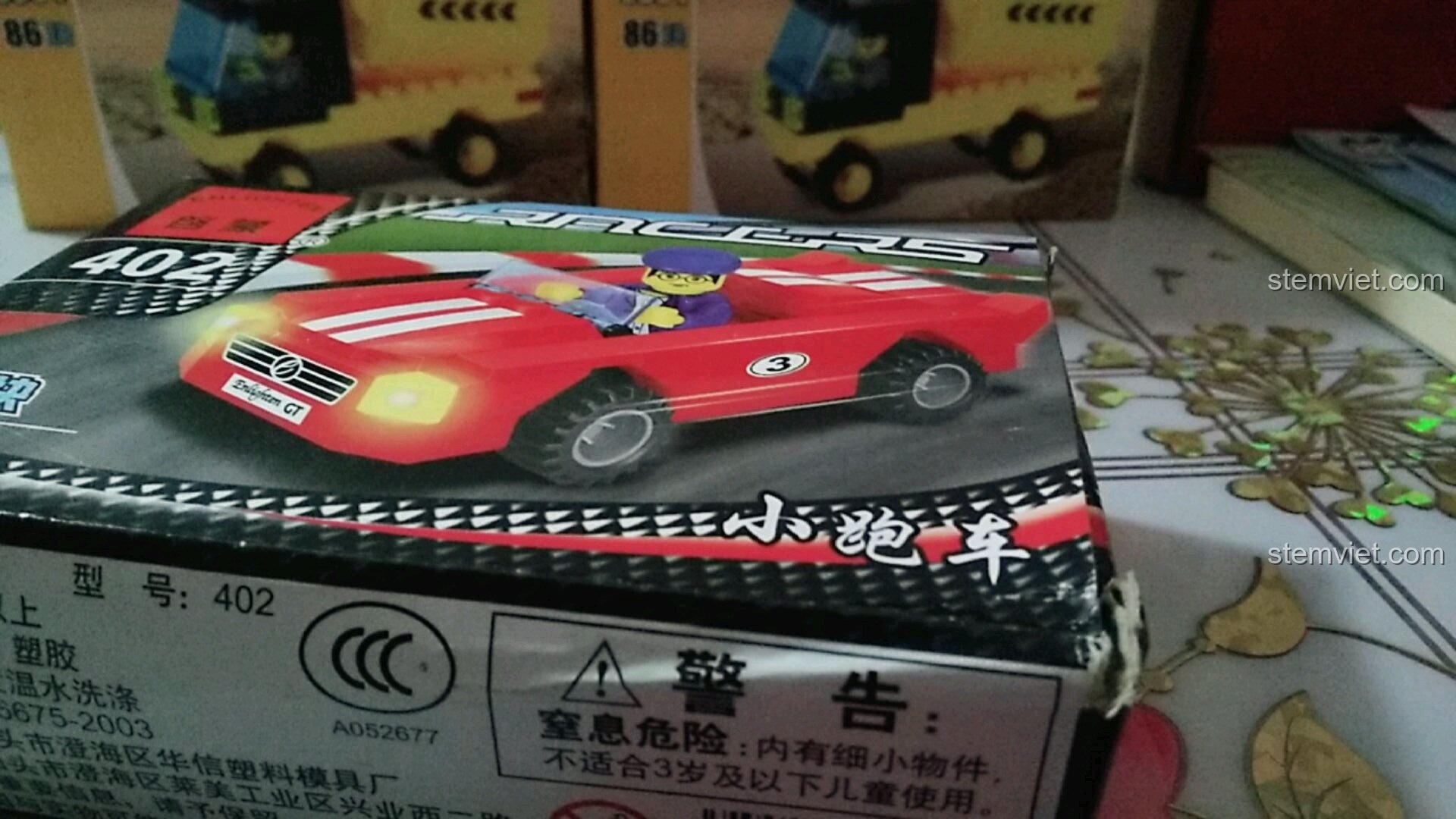 Cận cảnh mặt trước hộp đồ chơi lắp ráp Enlighten Racers 402 với hình ảnh chiếc xe đua màu đỏ.