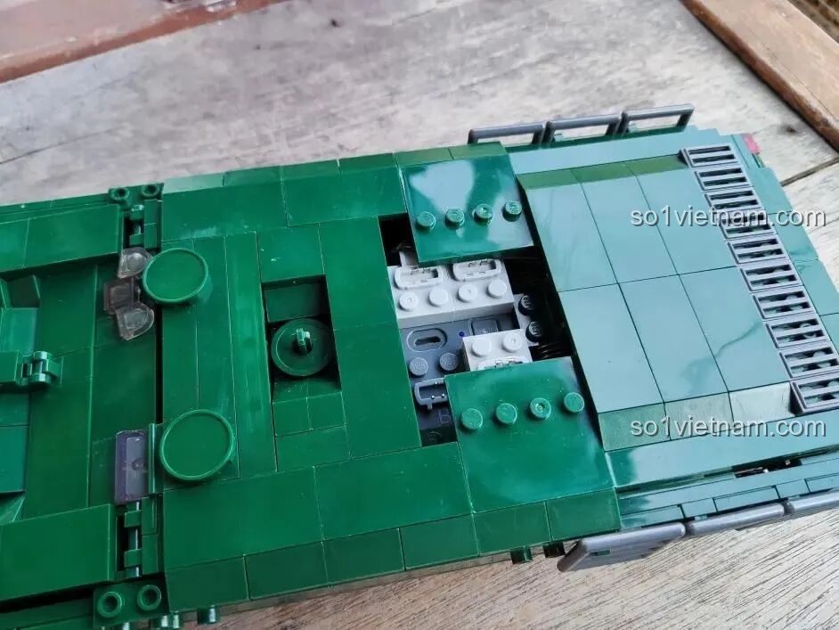 Cận cảnh khe cắm sạc trên thân xe tăng Sluban T-14 Armata, cho thấy vị trí của hộp pin bên dưới.