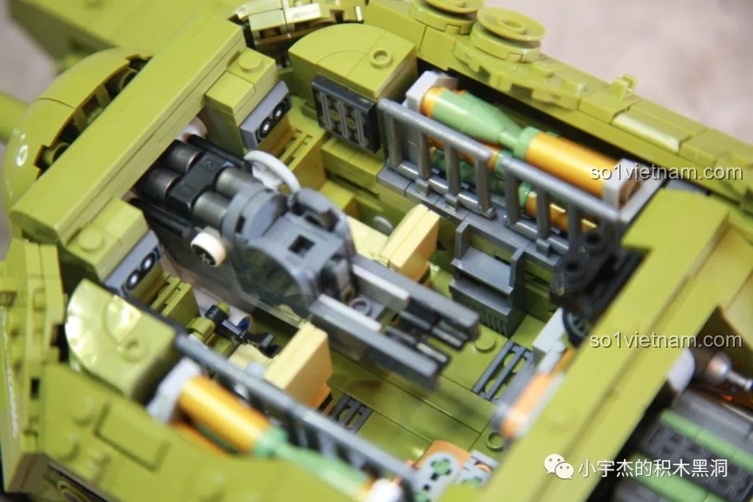 Cận cảnh khoang chiến đấu chật chội nhưng đầy đủ chi tiết của mô hình xe tăng T28.