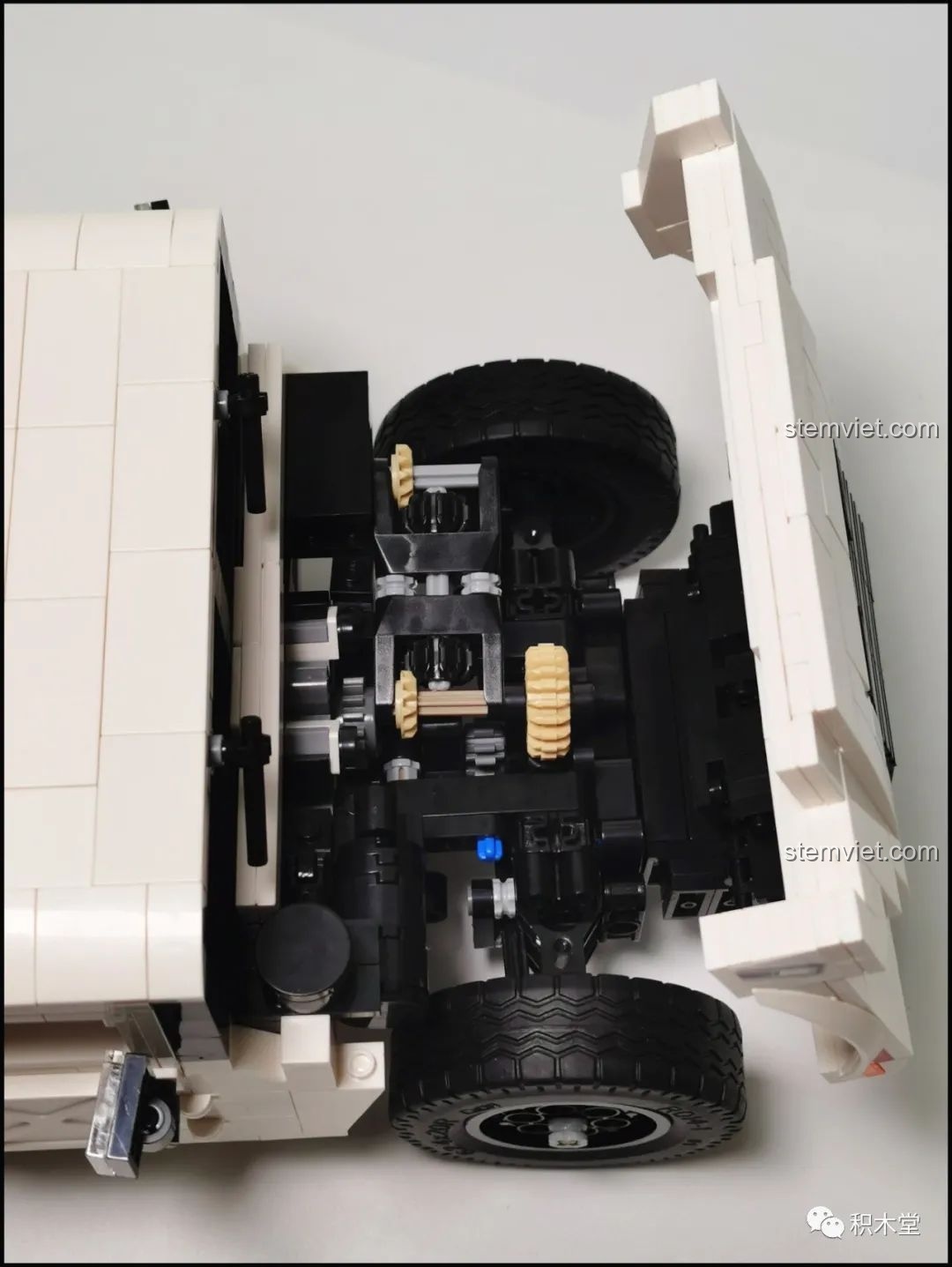 Cận cảnh khoang động cơ của xe Humvee C61027, nơi chứa khối động cơ V8 và hệ thống lái technic.