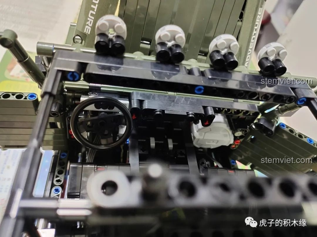 Cận cảnh khoang lái của Mould King 13124D với vô lăng, bảng điều khiển và đèn trợ sáng.