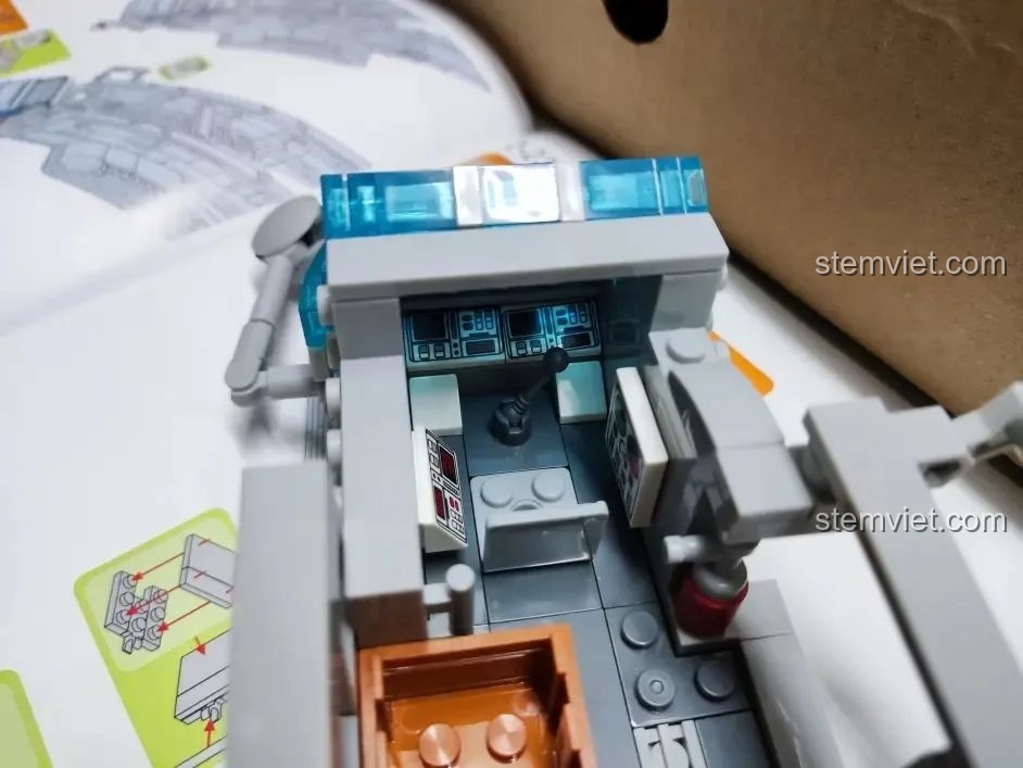 Cận cảnh chi tiết khoang lái của mô hình WOMA C0898 với bảng điều khiển và ghế phi công.