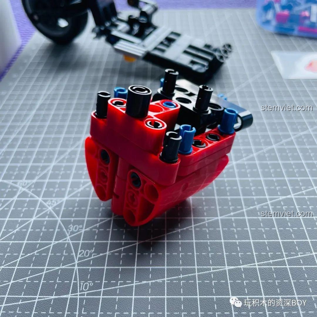 Cận cảnh khoang pin của bộ lắp ráp xe điện ZHEGAO QL1267 từ góc nhìn trên cao, thể hiện cấu trúc.