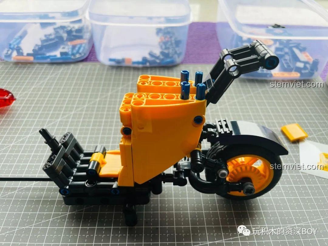 Cận cảnh khoang pin của bộ lắp ráp xe điện ZHEGAO QL1268 từ góc nhìn bên cạnh.