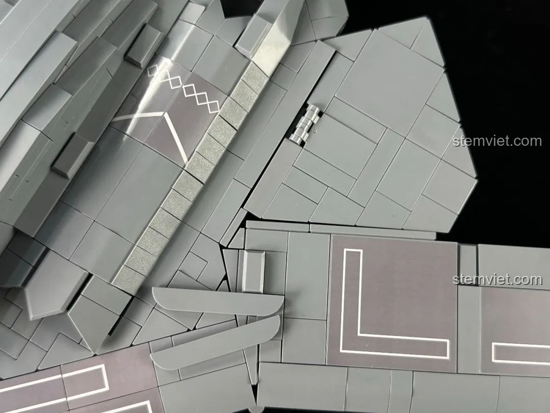 Cận cảnh chi tiết khớp nối và các lớp gạch trên thân mô hình máy bay ném bom tàng hình thế hệ mới Panlos Brick.