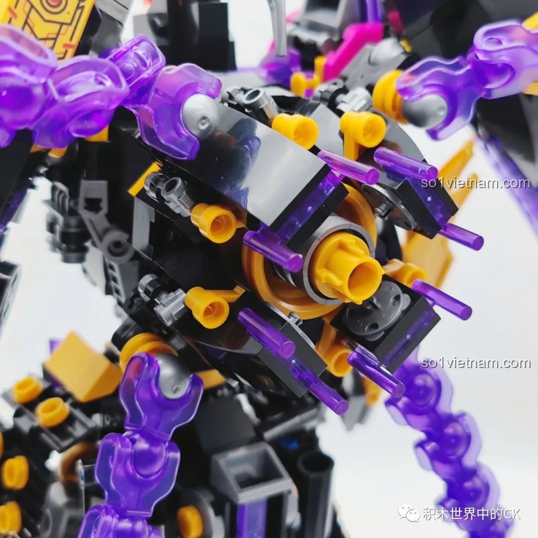Cận cảnh phần khớp nối và các chi tiết nhỏ ở lưng robot Mecha, thể hiện sự phức tạp và tỉ mỉ trong thiết kế của JIESTAR 67010.