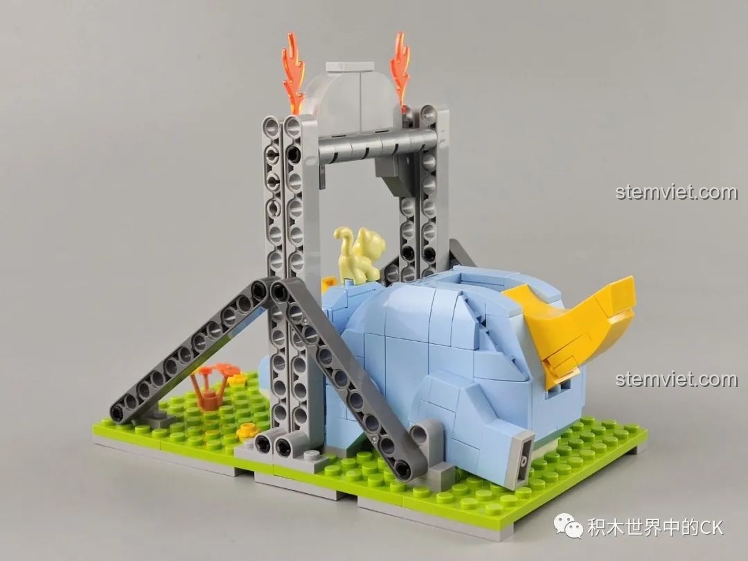 Cận cảnh khủng long ba sừng nhút nhát JAKI Fun Desk và chi tiết trang trí