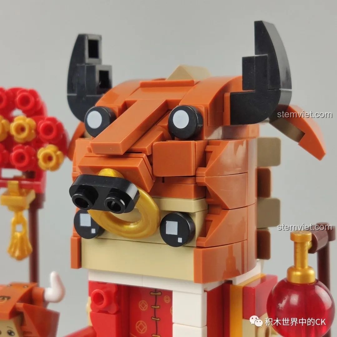 Cận cảnh khuôn mặt đáng yêu của chú bò tài lộc Pantasy 99002, với đôi mắt to tròn và khoen mũi vàng.