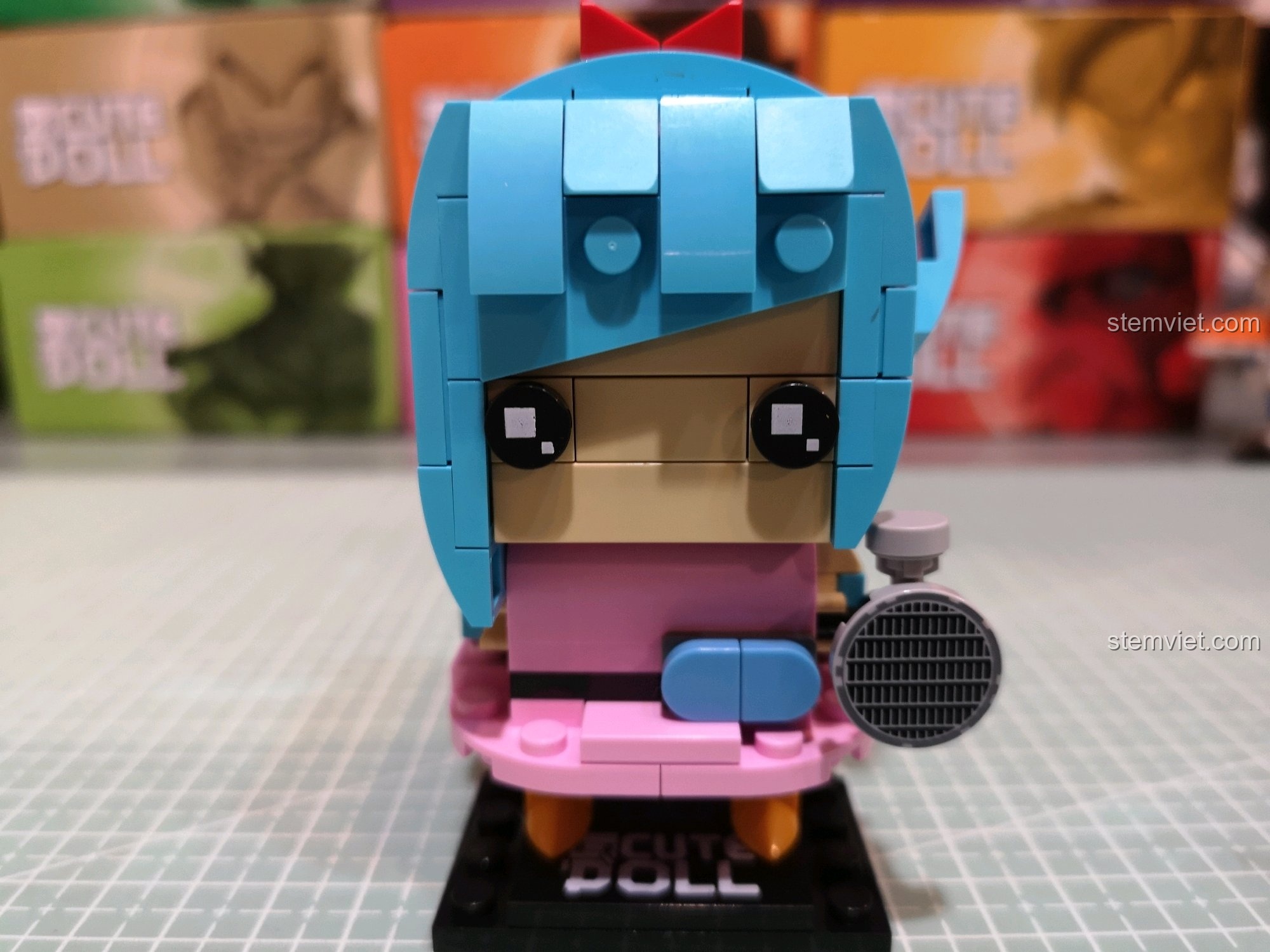 Cận cảnh khuôn mặt và các chi tiết của mô hình Bulma, thể hiện chất lượng của bộ đồ chơi mô hình Bulma cho con gái 6 tuổi.