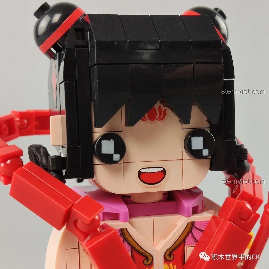 Cận cảnh khuôn mặt mô hình Na Tra Zhegao QL2300, với đôi mắt to và miệng cười.