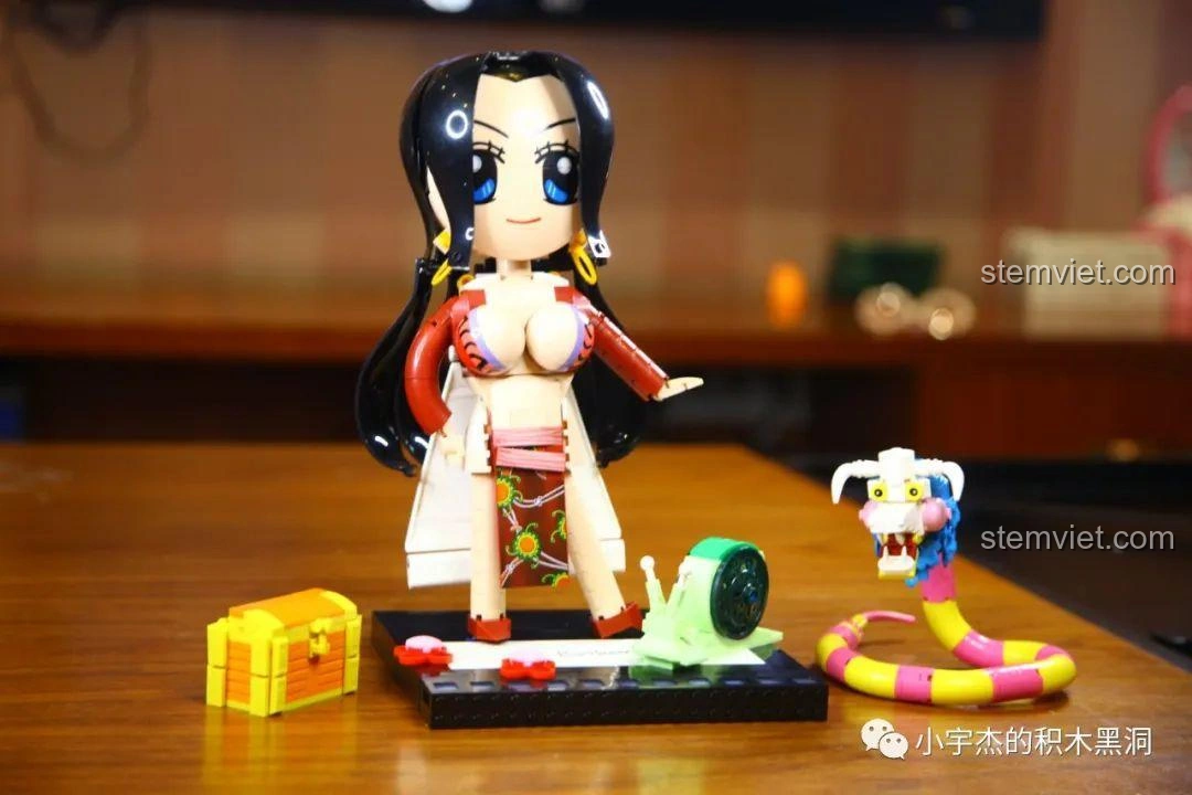 Cận cảnh khuôn mặt của mô hình Boa Hancock KBOX 10303, với đôi mắt xanh biếc và biểu cảm kiêu sa.