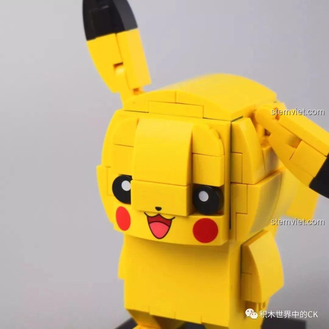 Cận cảnh khuôn mặt đáng yêu của mô hình Pikachu, các chi tiết mắt, miệng, má hồng được in sắc nét.
