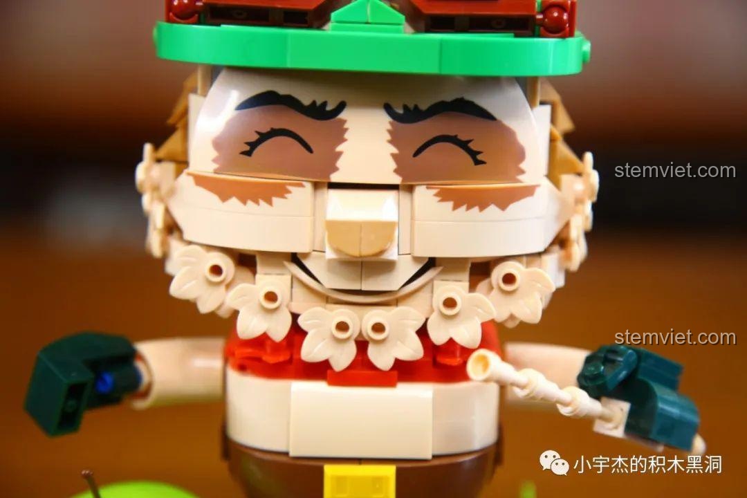 Cận cảnh khuôn mặt đáng yêu của mô hình Teemo K Box 10302, với biểu cảm nhắm mắt cười.