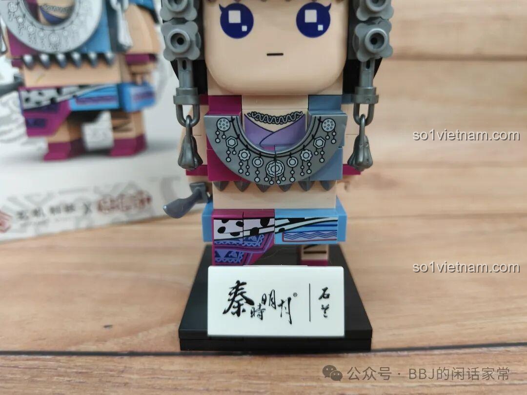 Cận cảnh khuôn mặt và trang sức của mô hình Thạch Lan Zhongxin She 12001, thể hiện sự đáng yêu và chi tiết.