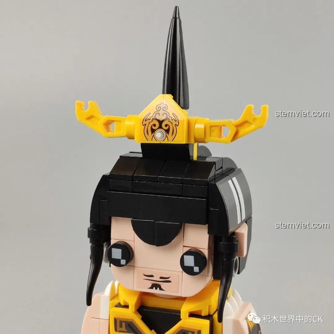 Cận cảnh khuôn mặt mô hình Thân Công Báo Zhegao QL2303, với đôi mắt đỏ và biểu cảm ngộ nghĩnh.