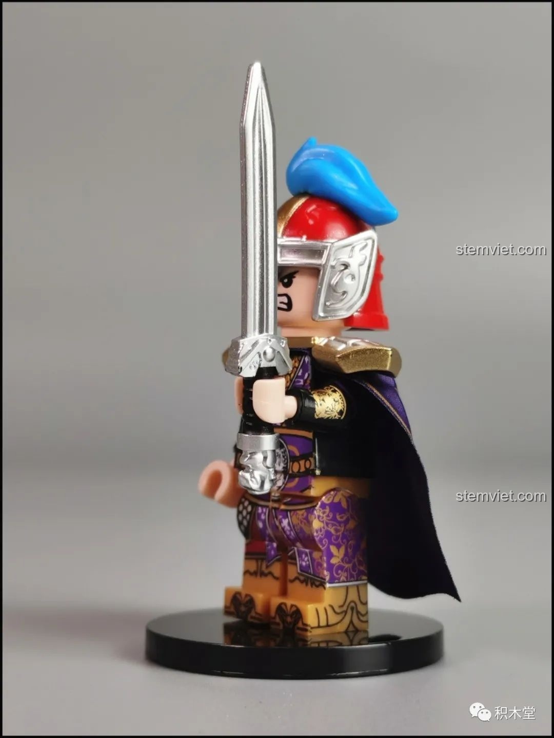 Góc nhìn nghiêng của minifigure Chu Du DECOOL 2030C, cận cảnh chi tiết thanh kiếm Can Tương độc đáo.