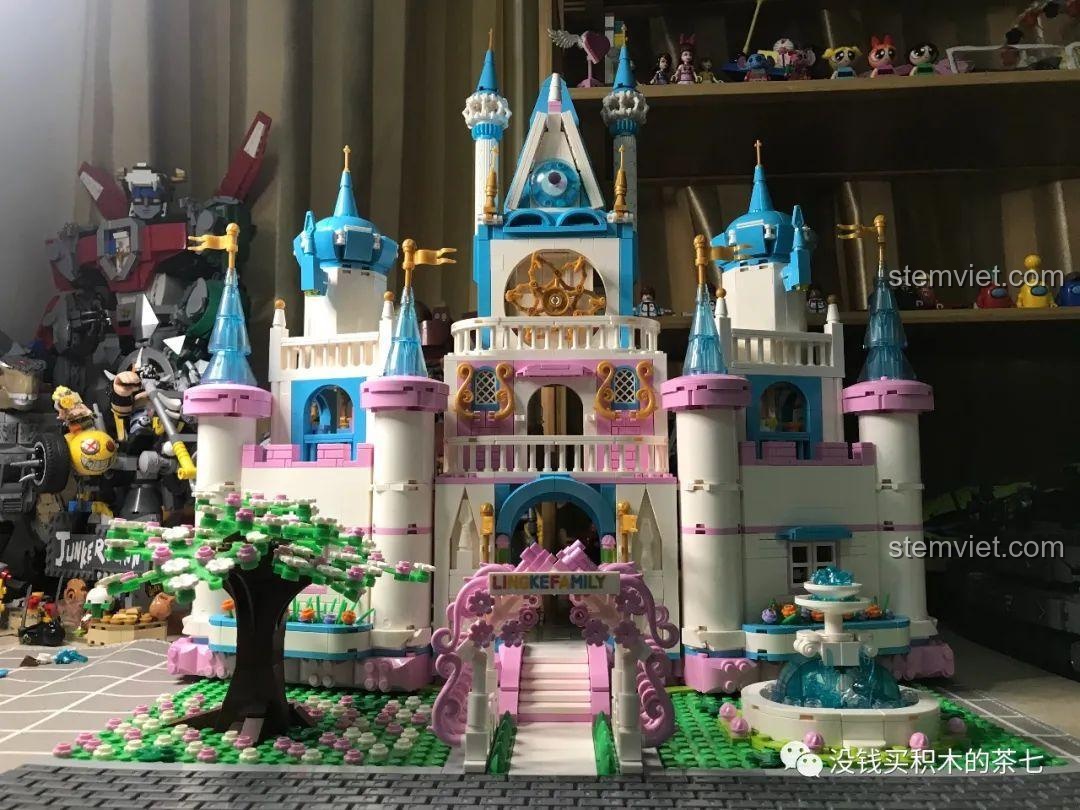 Góc nhìn cận cảnh bên hông của lâu đài, cho thấy các chi tiết trang trí và tháp nhọn.