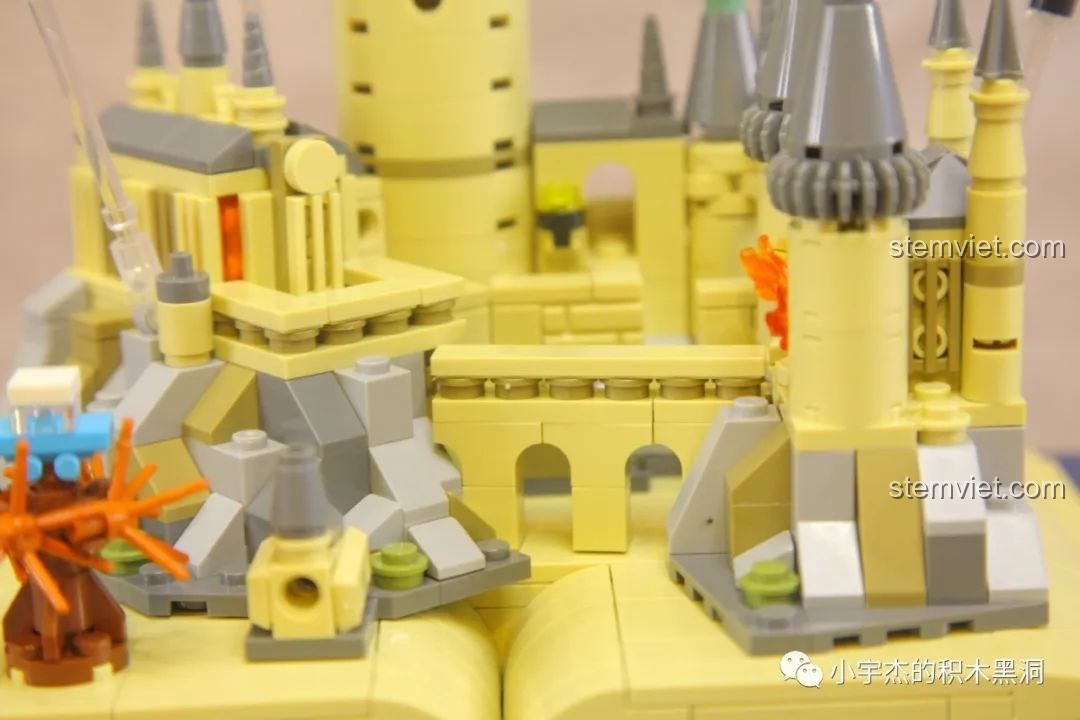 Cận cảnh các chi tiết kiến trúc nhỏ của mô hình Lâu đài Hogwarts Meiji 13010.