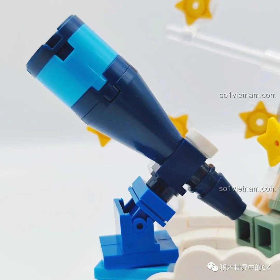 Cận cảnh kính thiên văn màu xanh dương và đen, một phần của mô hình Stargazing trong bộ đồ chơi WISE BLOCK HA390213.