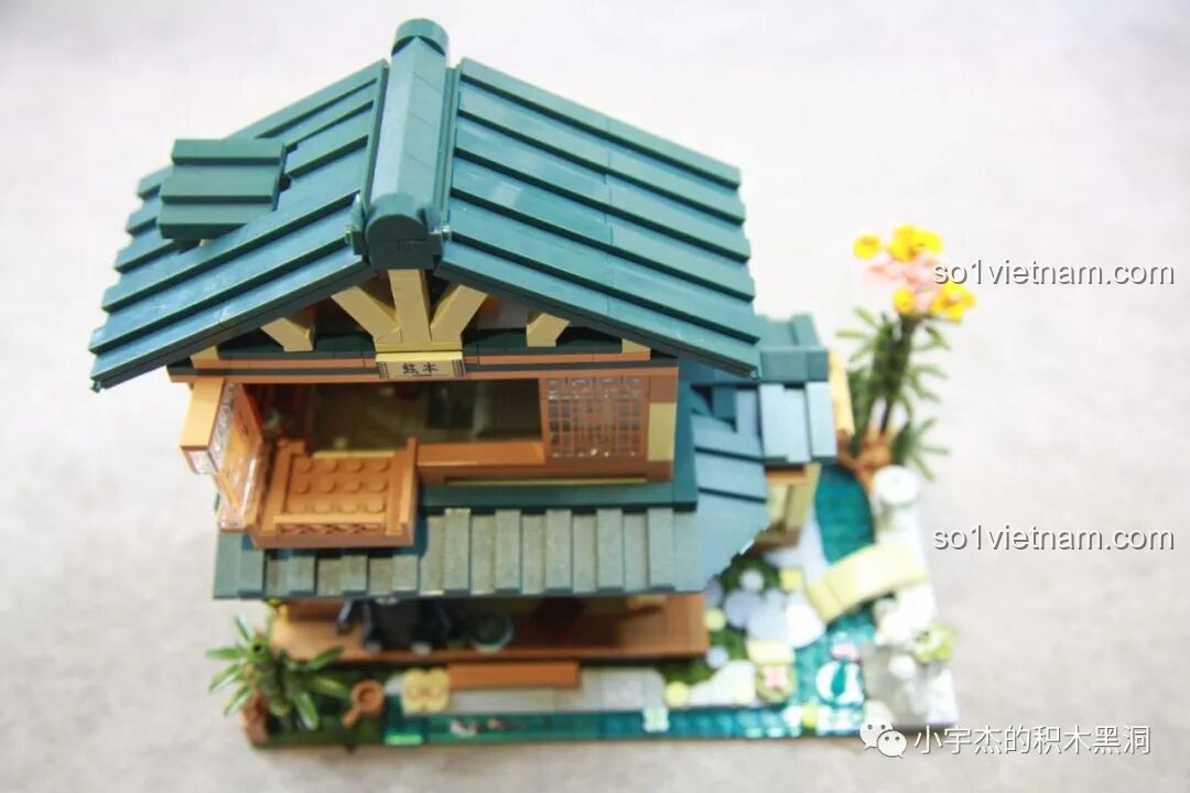 Cận cảnh minifigure Kumamon và nội thất tầng trệt của đồ chơi inbrixx 880018 Ngôi Nhà Nhật Bản Kumamon.