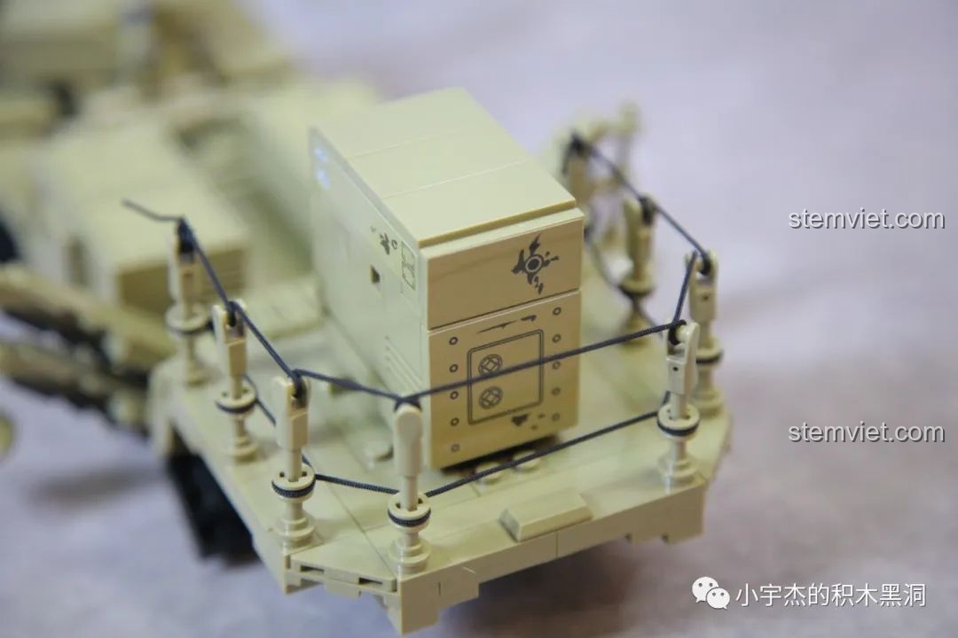 Cận cảnh chi tiết lan can bằng dây được căng tỉ mỉ trên mô hình Panlos Brick 628014.