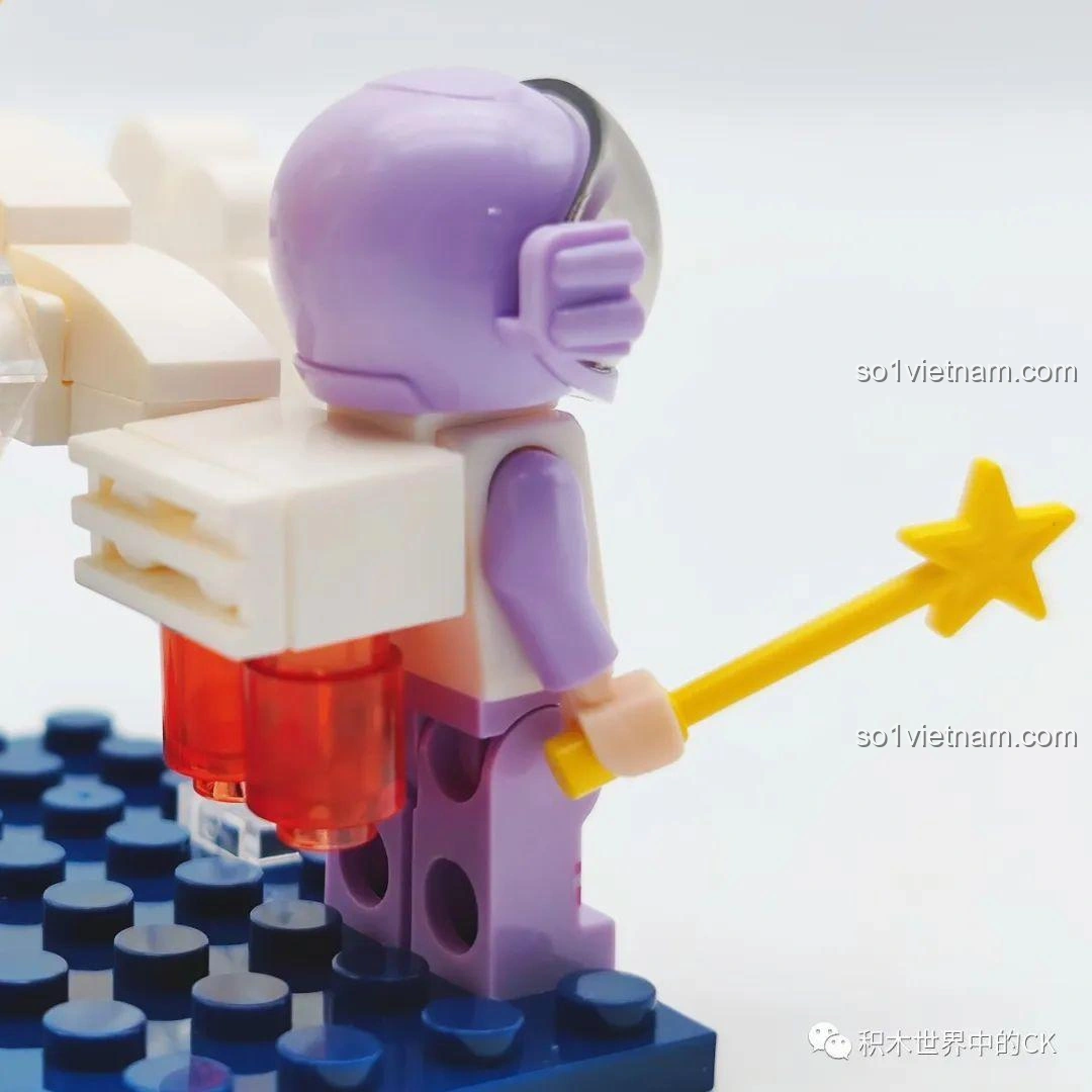 Cận cảnh lưng phi hành gia tím của bộ đồ chơi WISE BLOCK HA390213, với chi tiết cánh lửa màu đỏ, tạo cảm giác như đang bay.