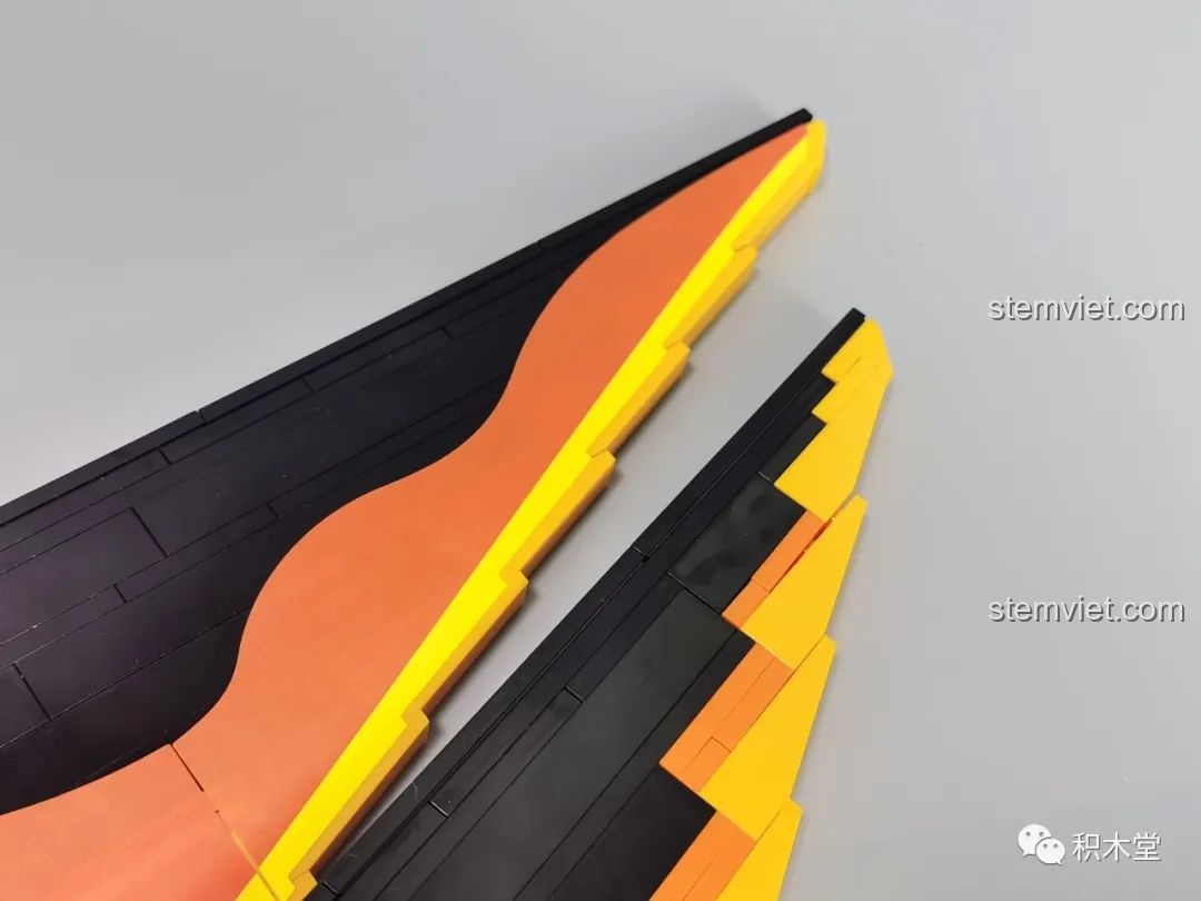 Cận cảnh chi tiết lưỡi đao của đồ chơi mô hình song đao Demon Slayer.