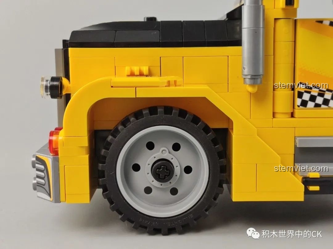 Cận cảnh chi tiết lưới tản nhiệt và cản trước của xe tải QMAN 42108.