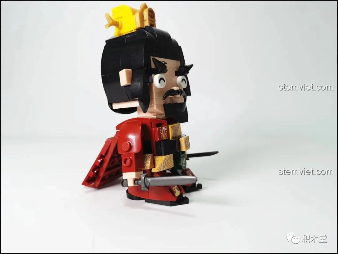 Góc nhìn cận cảnh mô hình Sluban Q-Bricks Lưu Bị, tập trung vào chi tiết trang phục và biểu cảm.