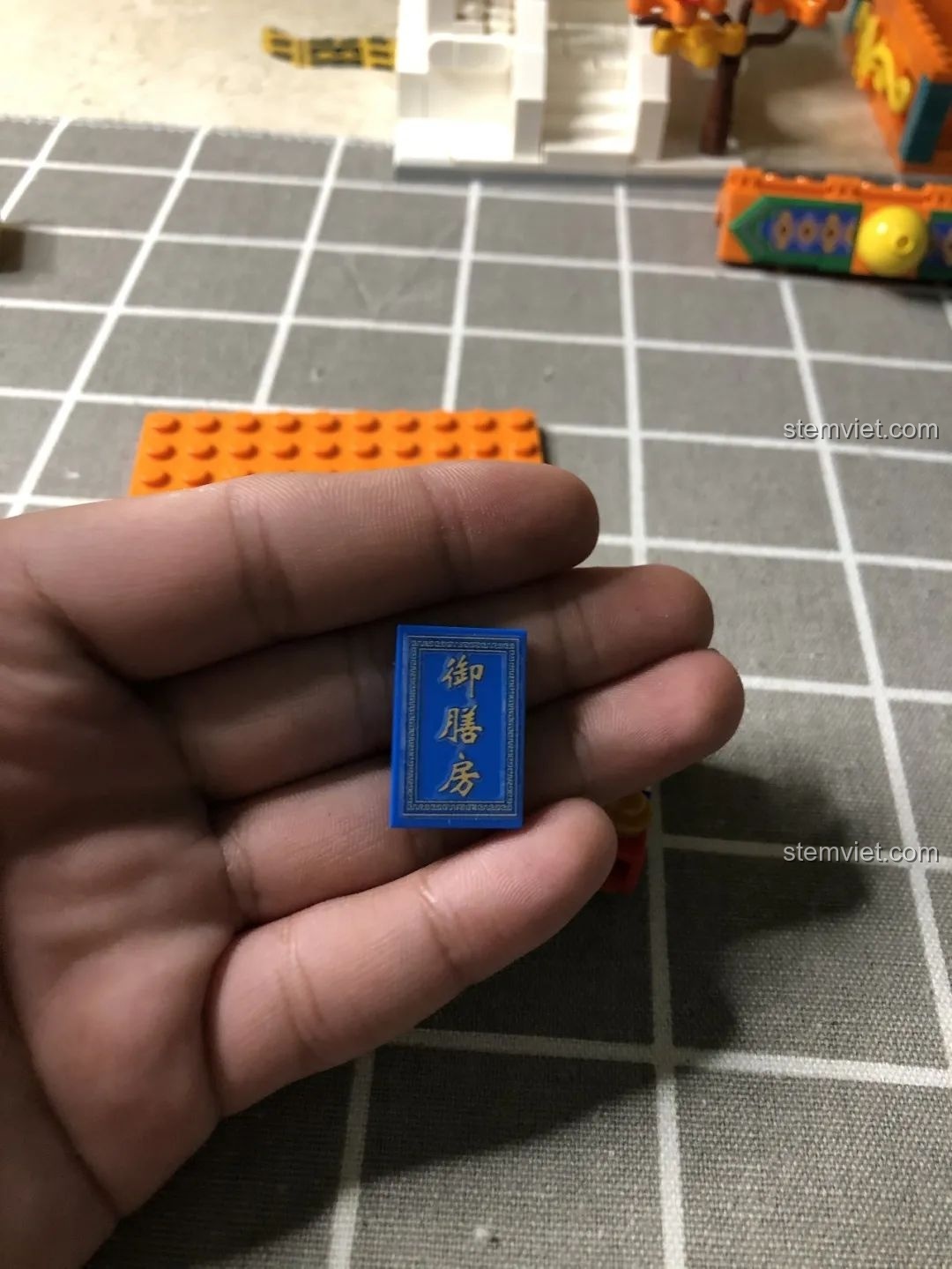 Góc nhìn cận cảnh phần mái cung đình của Wekki 506004 Cảnh Thu, thể hiện chi tiết tinh tế.