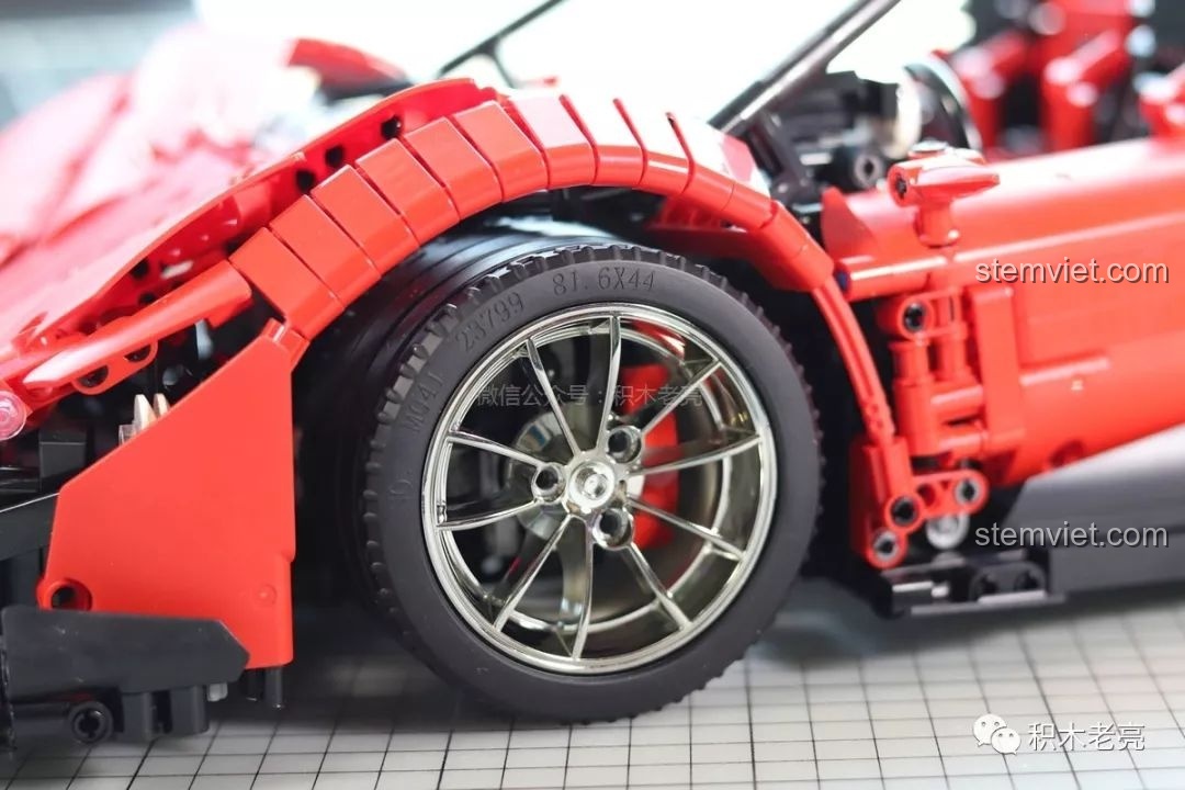 Cận cảnh bánh xe và mâm xe mạ chrome của bộ lắp ráp Lamborghini Veneno 13079.