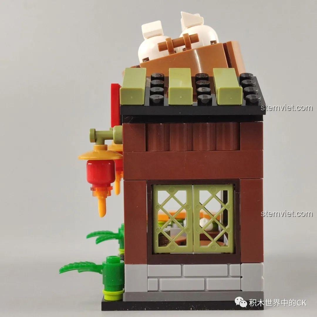 Mặt bên của mô hình Tiệm Bánh Bao Vô Song QMAN 72012, với chi tiết cửa sổ và mái ngói.