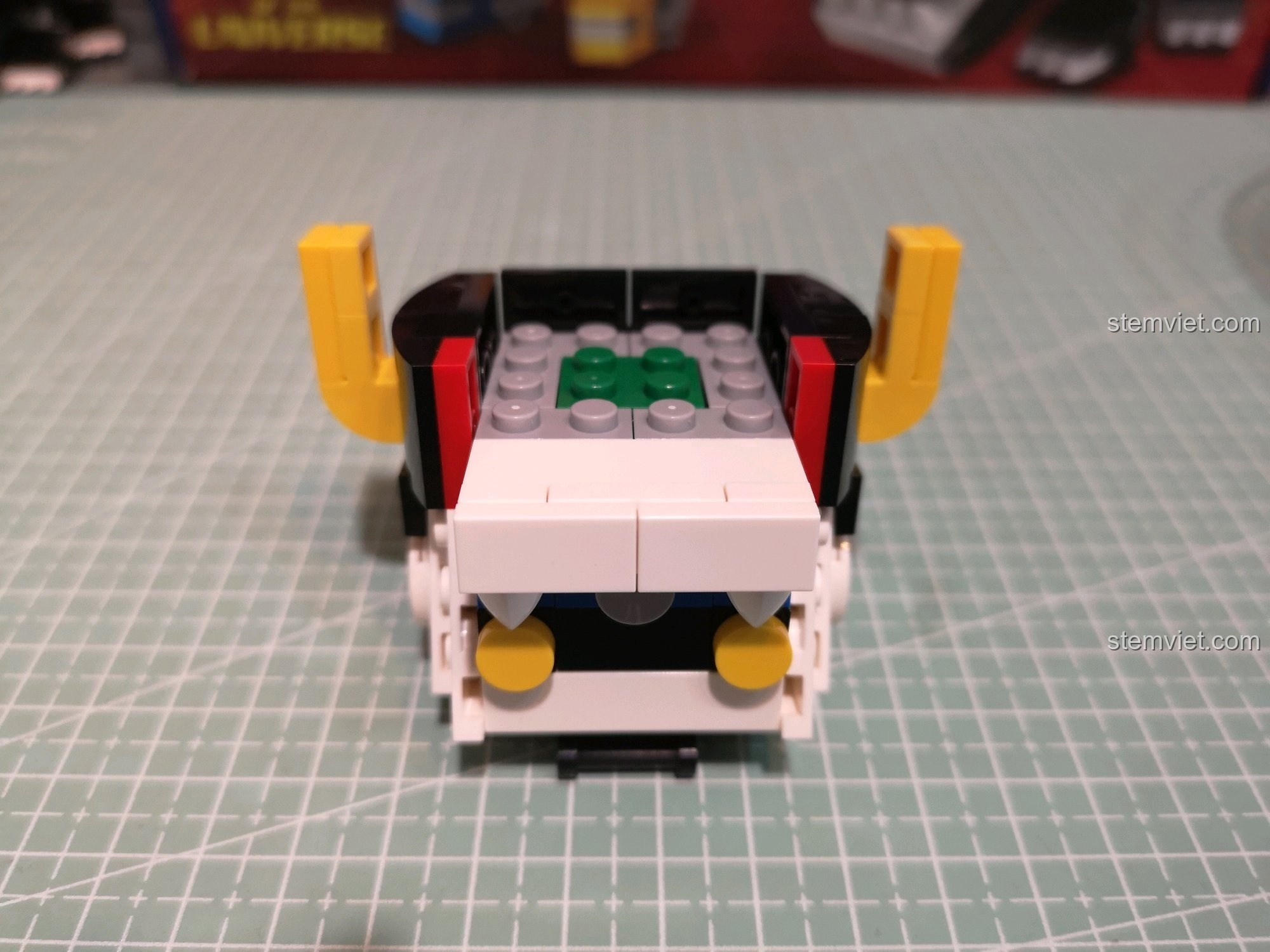 Cận cảnh chi tiết khuôn mặt của đầu Voltron.