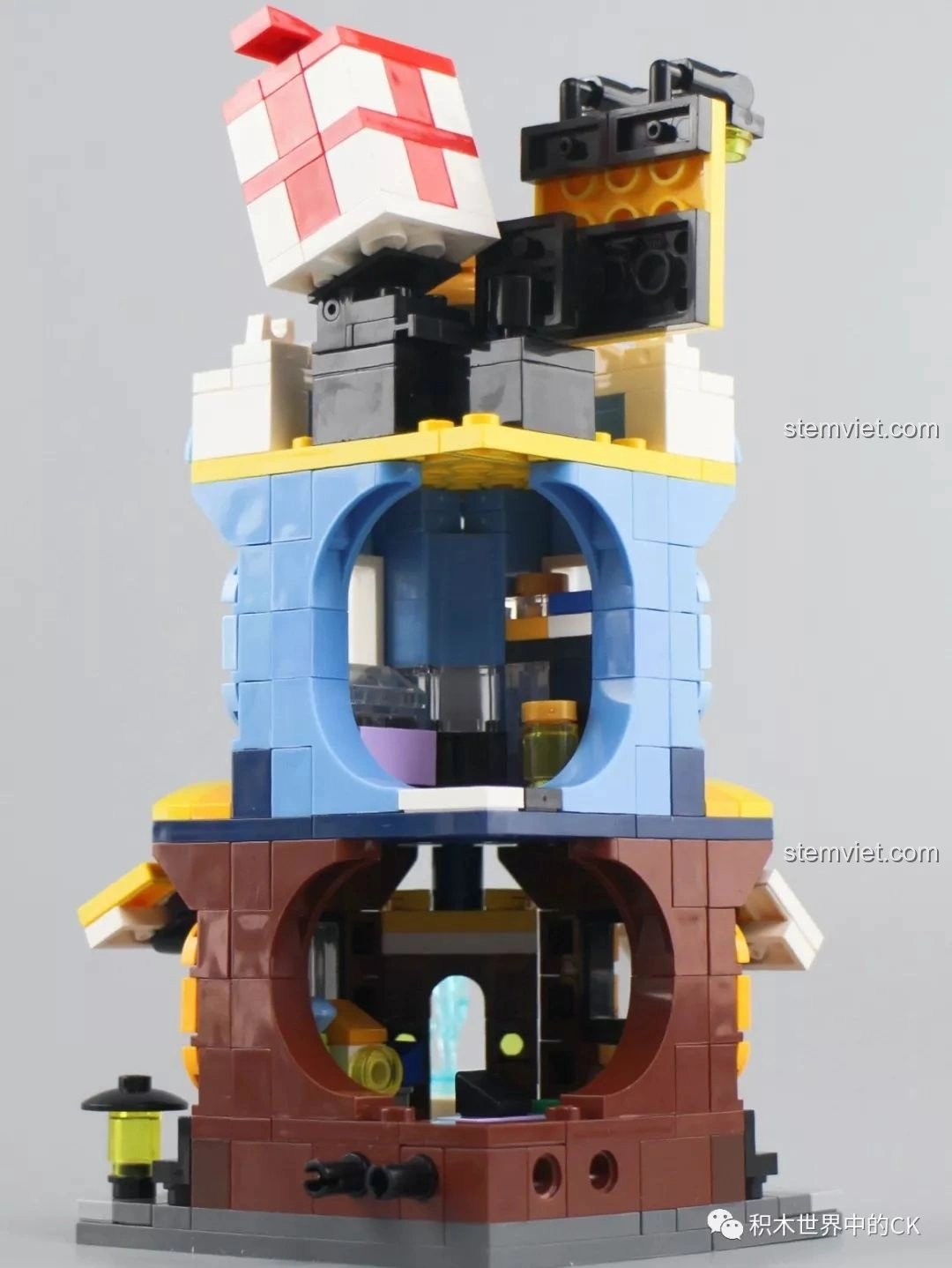 Cận cảnh mặt tiền của Trung Tâm Thương Mại Keepplay C0105, với đồng hồ và các chi tiết trang trí.