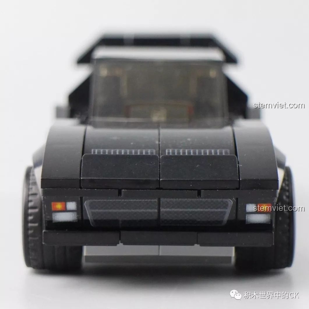 Cận cảnh mặt trước xe Sembo Block 607045 màu đen, chi tiết đèn pha và lưới tản nhiệt.