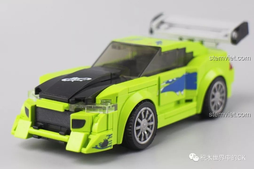 Cận cảnh mặt trước xe Sembo Block 607046 màu xanh lá, chi tiết cản trước và đèn pha.