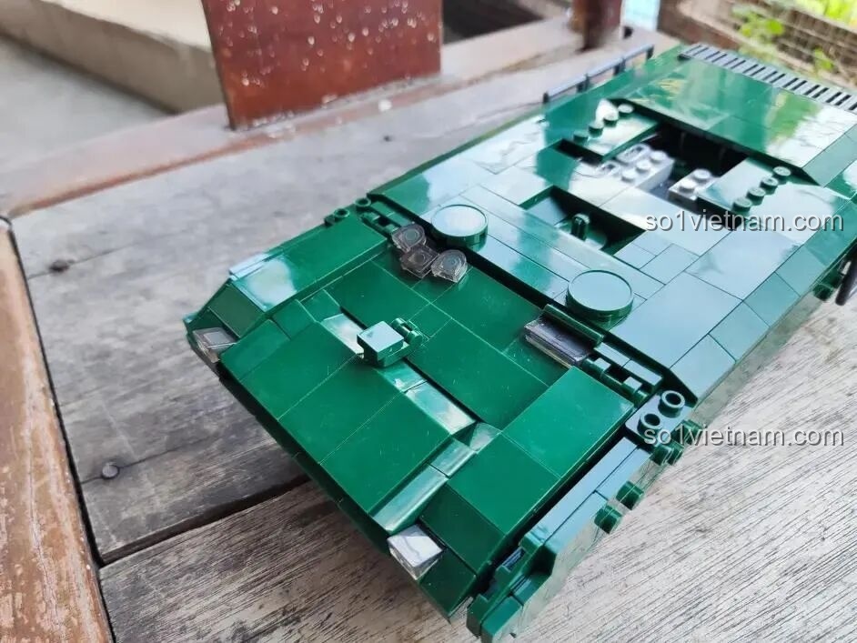 Cận cảnh chi tiết giáp trước và phần thân trên của xe tăng Sluban T-14 Armata, thể hiện các khối góc cạnh.