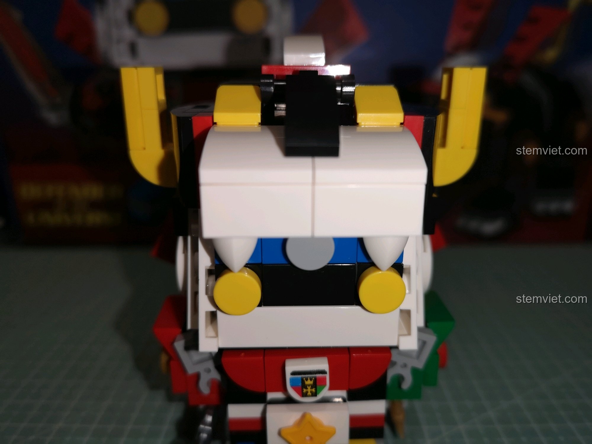 Cận cảnh khuôn mặt của Voltron dưới ánh sáng tốt, thể hiện rõ các chi tiết.