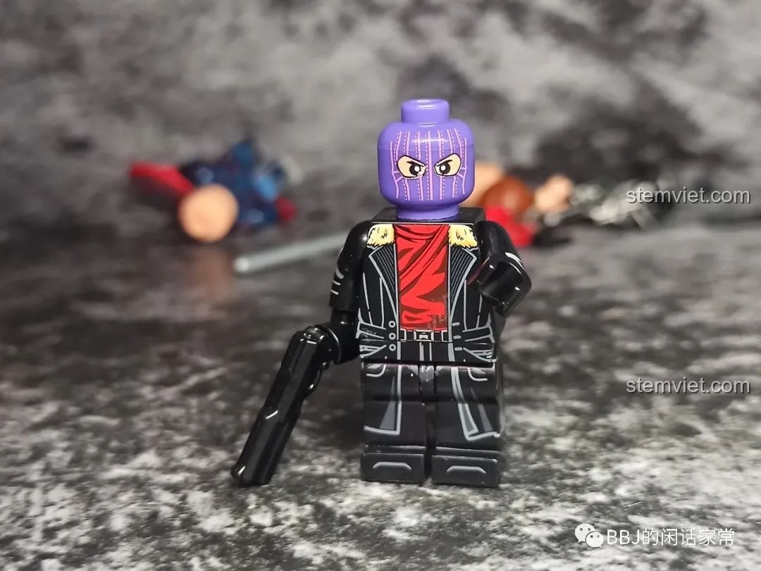 Cận cảnh minifigure Baron Zemo WM2168, thiết kế đơn giản nhưng hiệu quả, tái hiện tốt nhân vật.